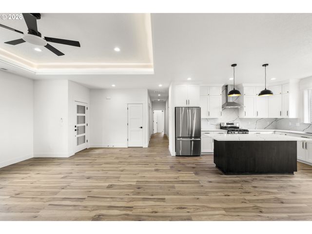 1271 brown, Woodburn, OR 97071