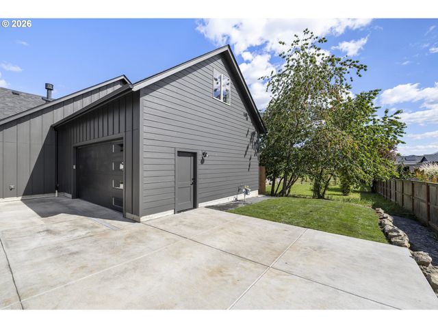 1271 brown, Woodburn, OR 97071