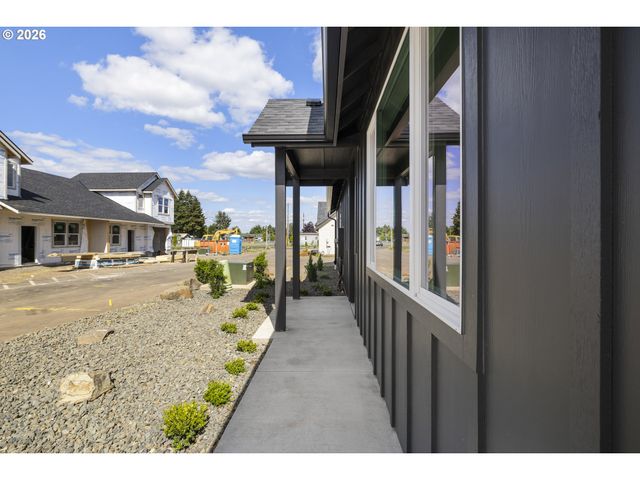 1271 brown, Woodburn, OR 97071