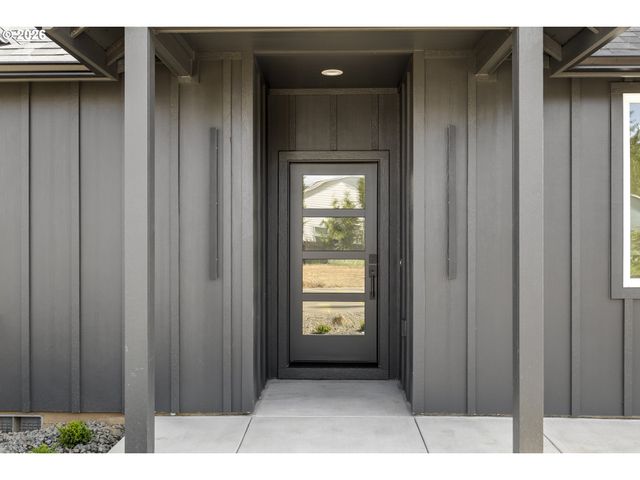 1271 brown, Woodburn, OR 97071