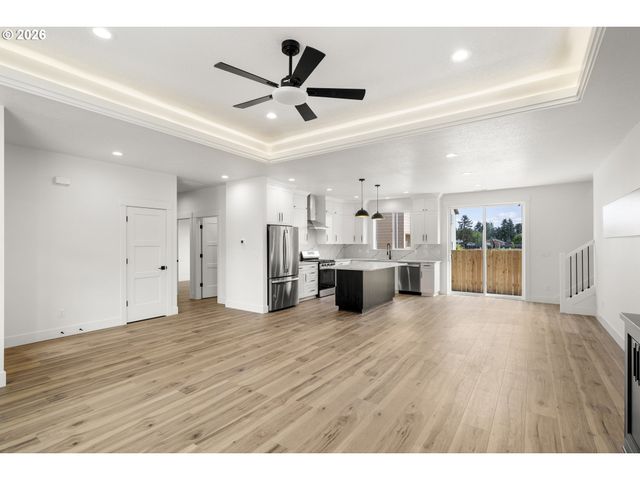 1271 brown, Woodburn, OR 97071