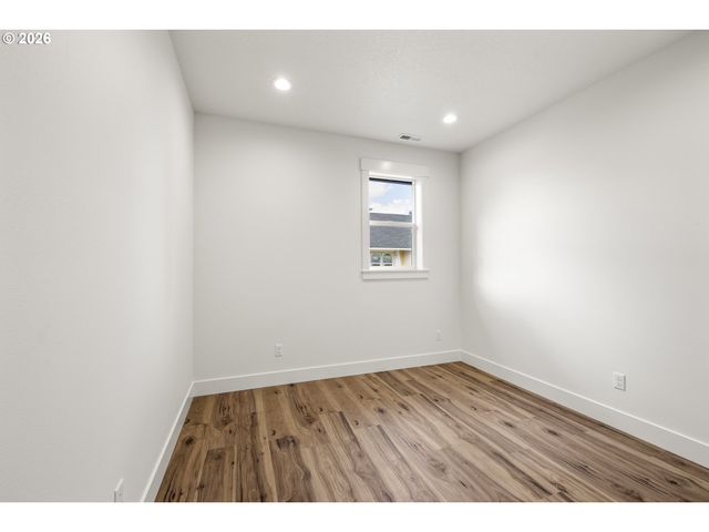 1271 brown, Woodburn, OR 97071