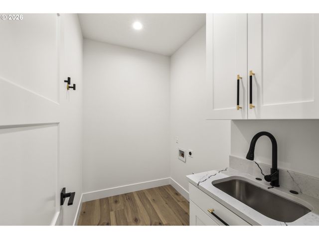 1271 brown, Woodburn, OR 97071