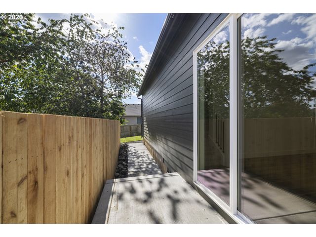 1271 brown, Woodburn, OR 97071