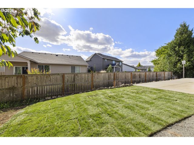 1271 brown, Woodburn, OR 97071