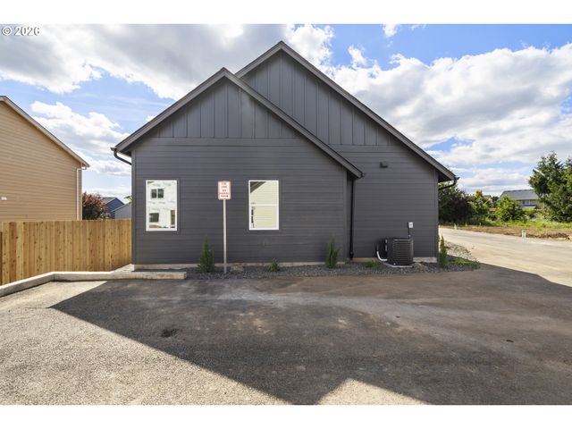 1271 brown, Woodburn, OR 97071