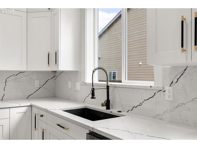 1271 brown, Woodburn, OR 97071