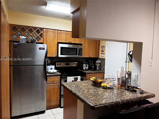 17505 NW 67th Pl C-11, Hialeah, FL 33015