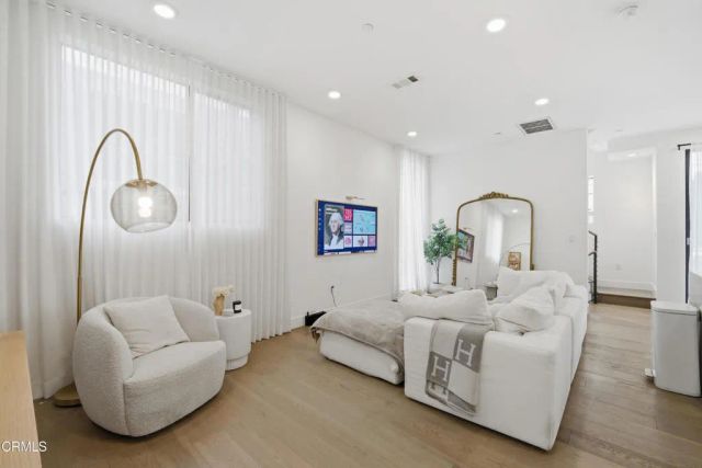 3226 W Robinson Lane, Los Angeles, CA 90026