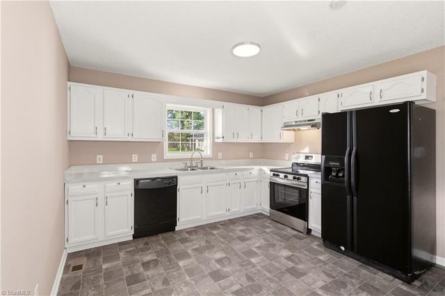 24 Stoney Point Court, Thomasville, NC 27360