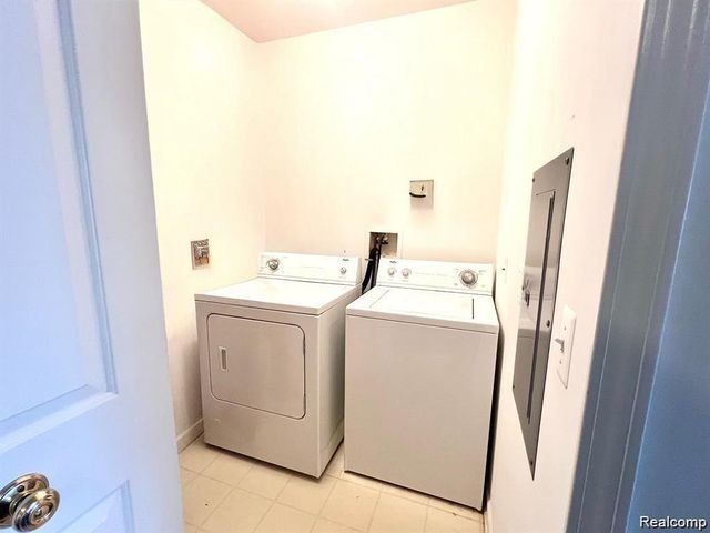 2664 S Knightsbridge Circle, Ann Arbor, MI 48105