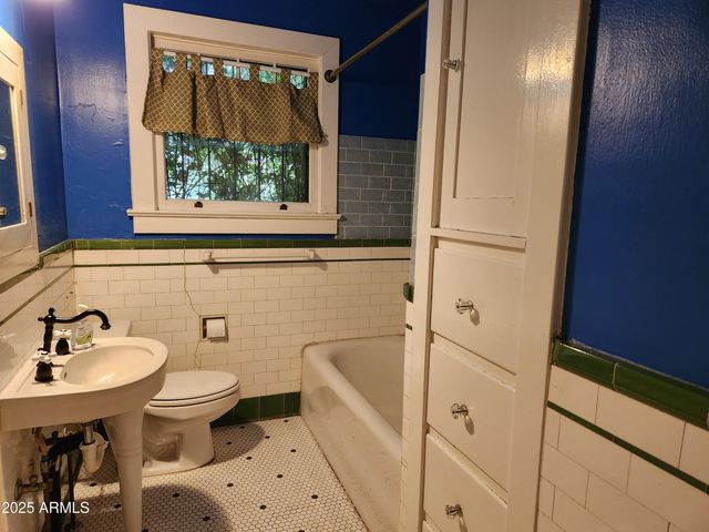 905 W MCDOWELL Road, Phoenix, AZ 85007