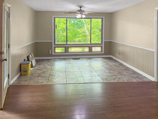 1045 Highland Dr, Dickson, TN 37055
