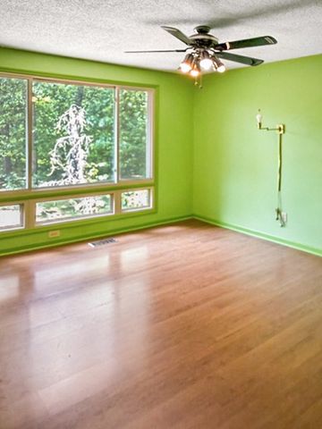 1045 Highland Dr, Dickson, TN 37055