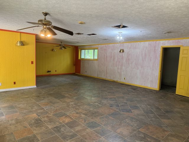 1045 Highland Dr, Dickson, TN 37055