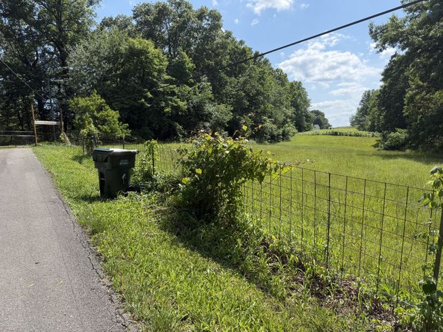 1045 Highland Dr, Dickson, TN 37055