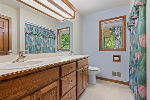W361S4901 Wildflower COURT, Dousman, WI 53118