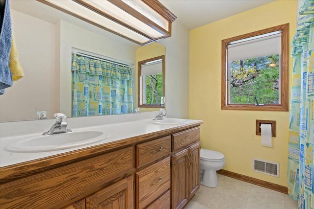 W361S4901 Wildflower COURT, Dousman, WI 53118