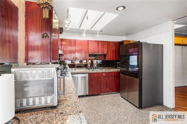 88 Tall Oaks Drive, East Brunswick, NJ 08816