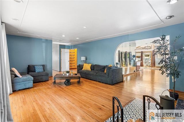 88 Tall Oaks Drive, East Brunswick, NJ 08816