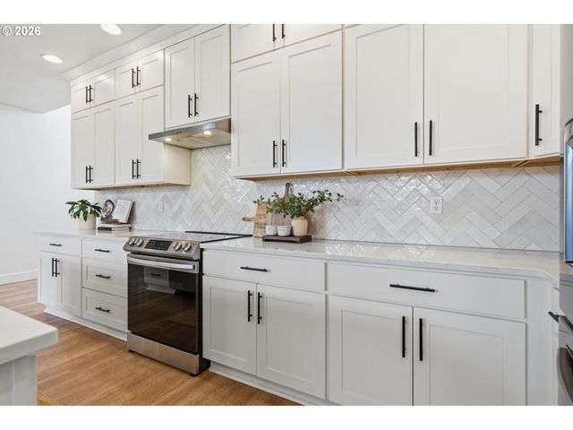 1474 MEADOW Ave, Silverton, OR 97381