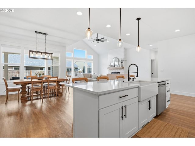 1474 MEADOW Ave, Silverton, OR 97381