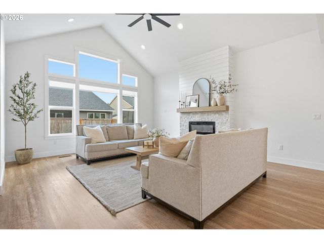 1474 MEADOW Ave, Silverton, OR 97381