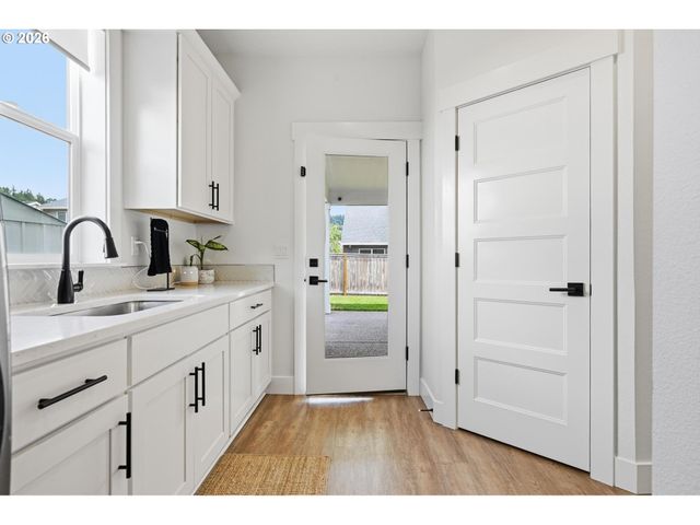 1474 MEADOW Ave, Silverton, OR 97381