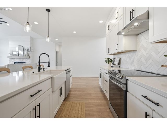1474 MEADOW Ave, Silverton, OR 97381