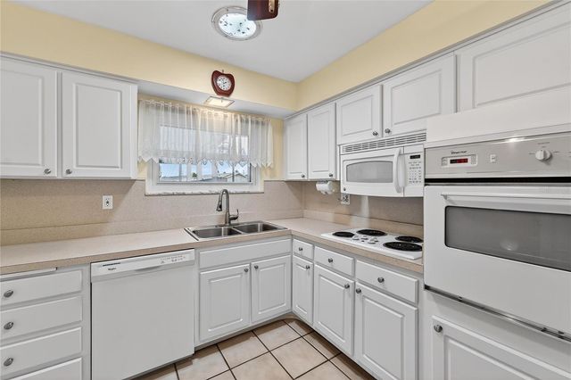 1204 HACIENDA DRIVE, Sun City Center, FL 33573