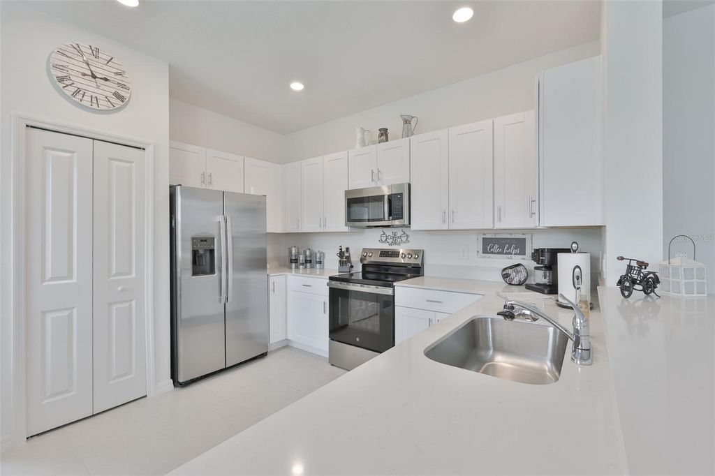 Image 6 of property listing at 2661 SUNRAY VENUS WAY, Ruskin, FL 33570