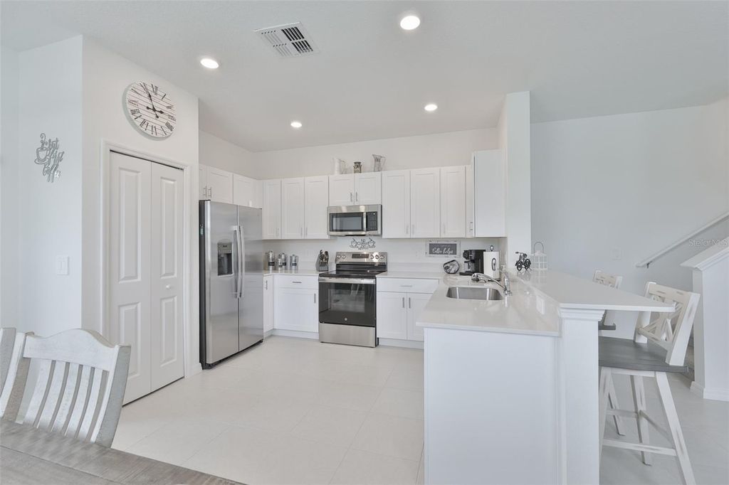 Image 7 of property listing at 2661 SUNRAY VENUS WAY, Ruskin, FL 33570