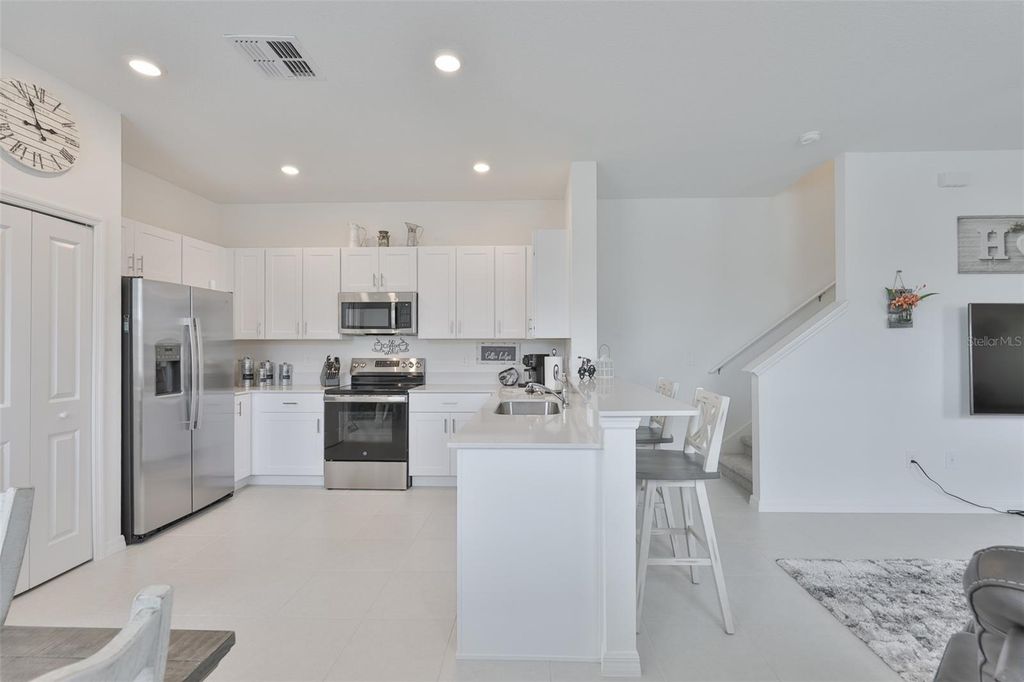 Image 9 of property listing at 2661 SUNRAY VENUS WAY, Ruskin, FL 33570