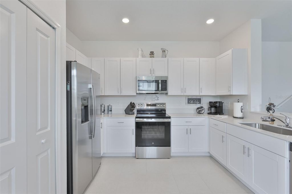 Image 10 of property listing at 2661 SUNRAY VENUS WAY, Ruskin, FL 33570