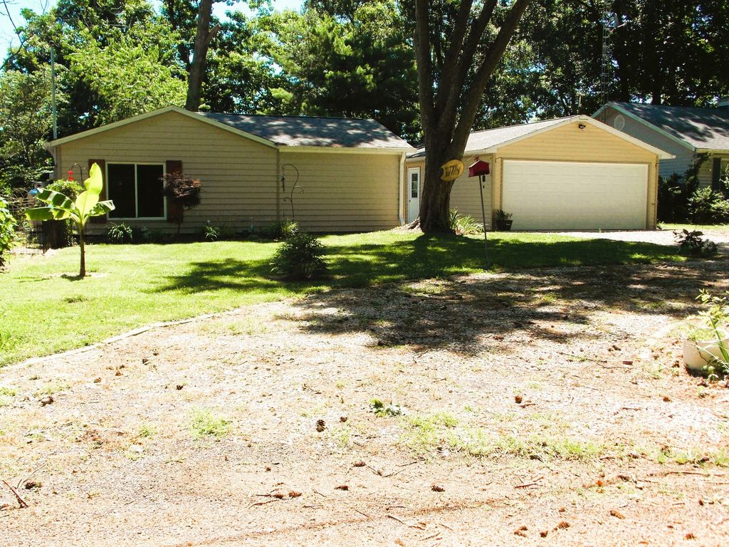 Image 1 of property listing at 1734 Moonglow Road, Centralia, IL 62801
