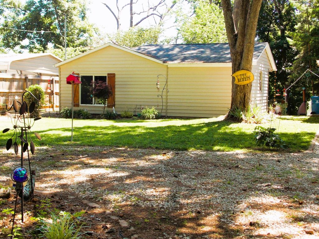 Image 2 of property listing at 1734 Moonglow Road, Centralia, IL 62801
