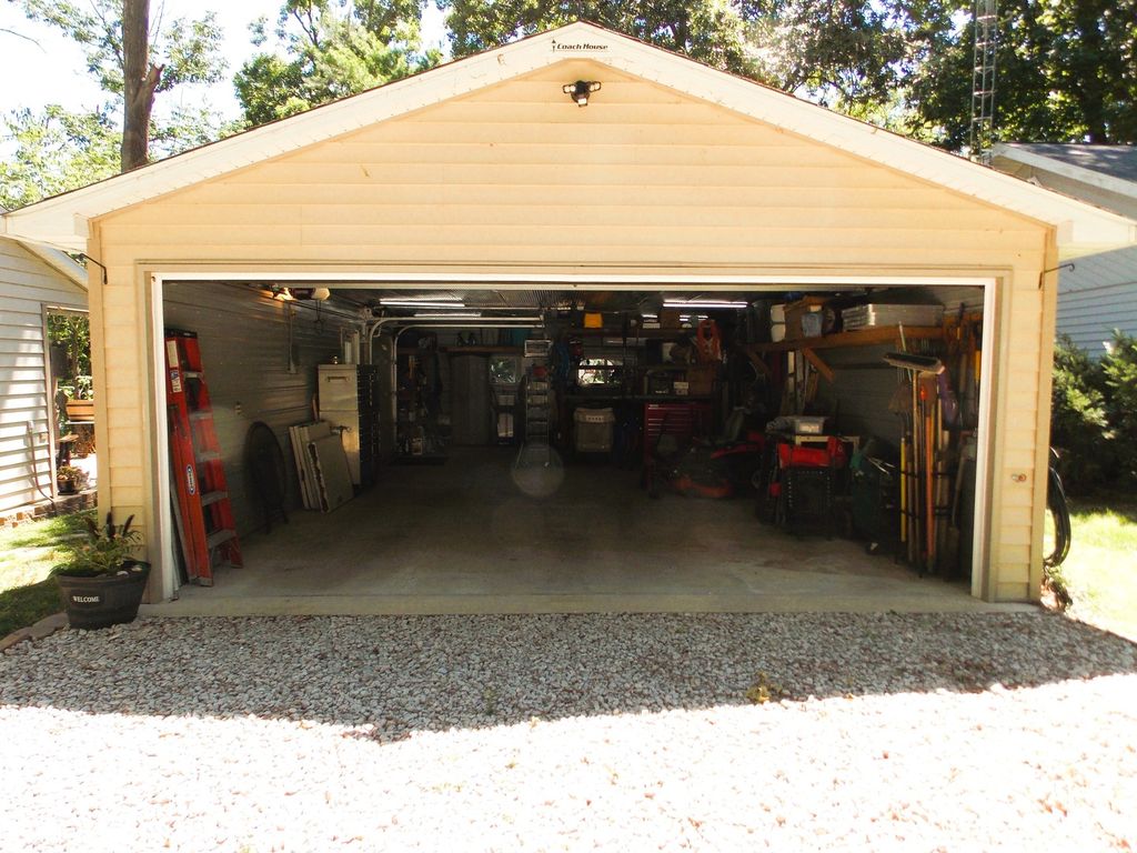 Image 15 of property listing at 1734 Moonglow Road, Centralia, IL 62801
