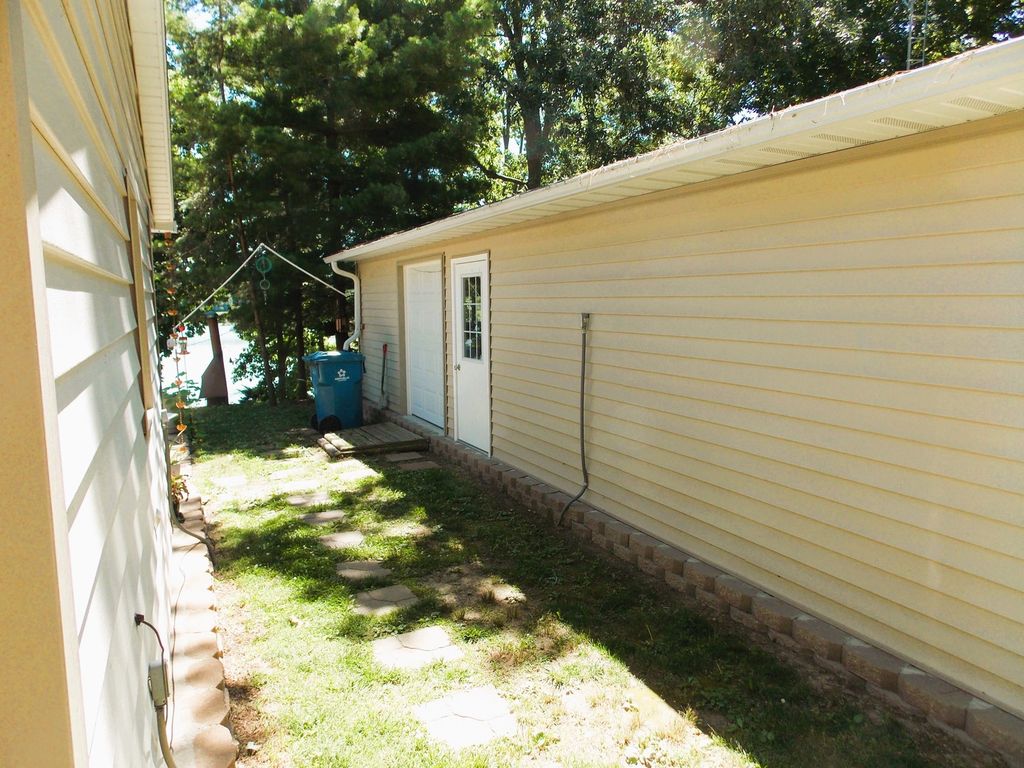 Image 18 of property listing at 1734 Moonglow Road, Centralia, IL 62801