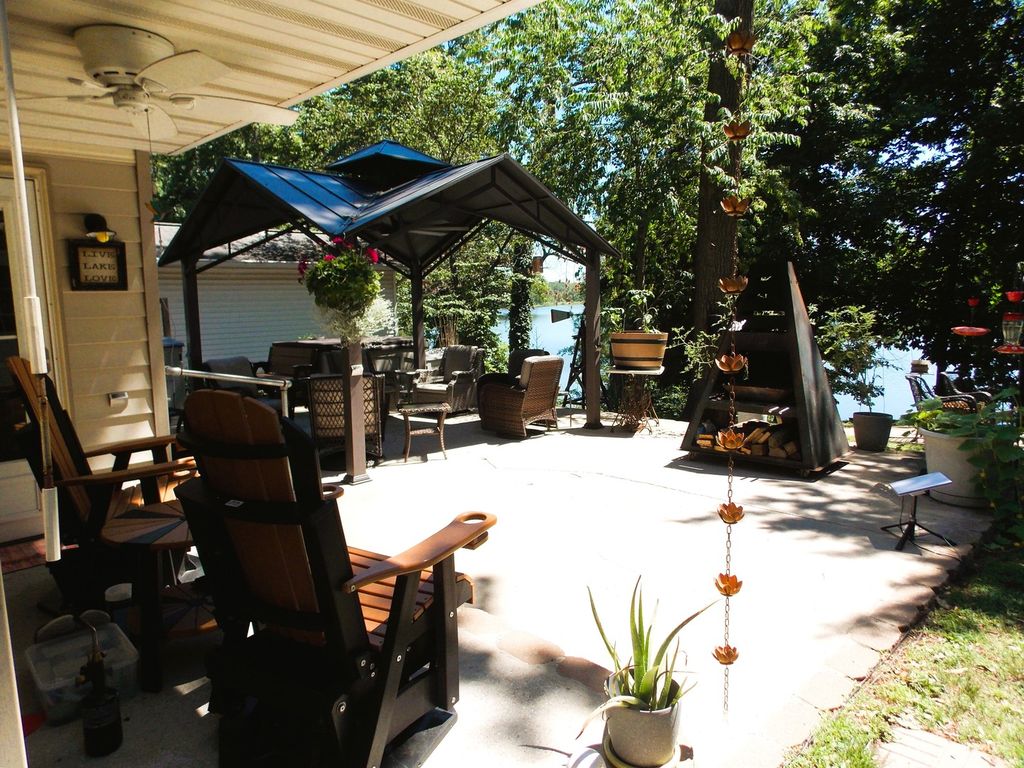 Image 3 of property listing at 1734 Moonglow Road, Centralia, IL 62801