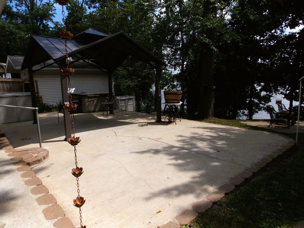 Image 31 of property listing at 1734 Moonglow Road, Centralia, IL 62801