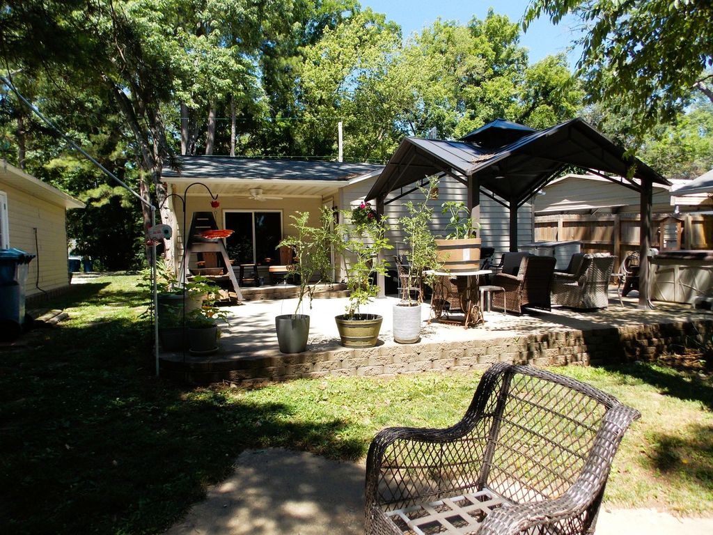 Image 5 of property listing at 1734 Moonglow Road, Centralia, IL 62801