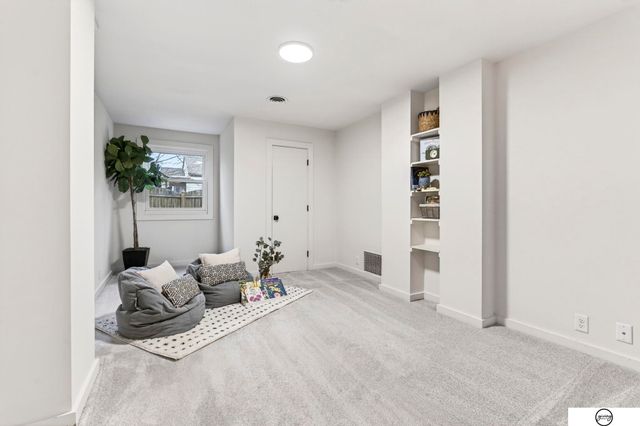 102 W 28th Avenue, Bellevue, NE 68005