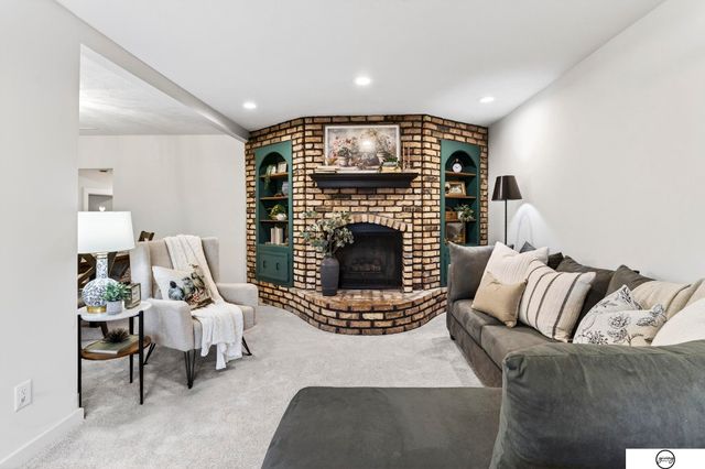 102 W 28th Avenue, Bellevue, NE 68005