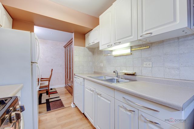 7 Oak Creek Drive 3703, Buffalo Grove, IL 60089