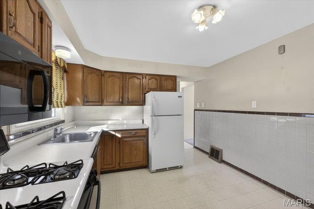 190 Saint Baptista Lane, Florissant, MO 63031