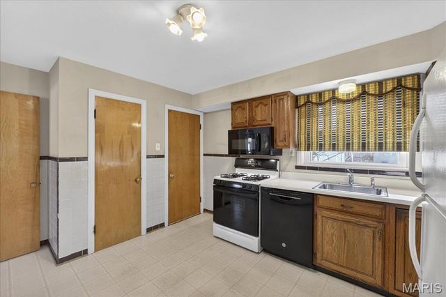 190 Saint Baptista Lane, Florissant, MO 63031