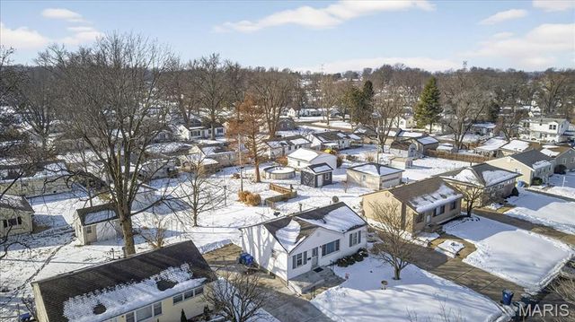 190 Saint Baptista Lane, Florissant, MO 63031