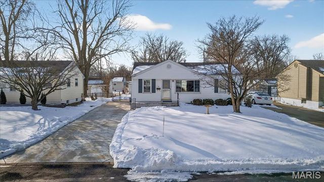 190 Saint Baptista Lane, Florissant, MO 63031