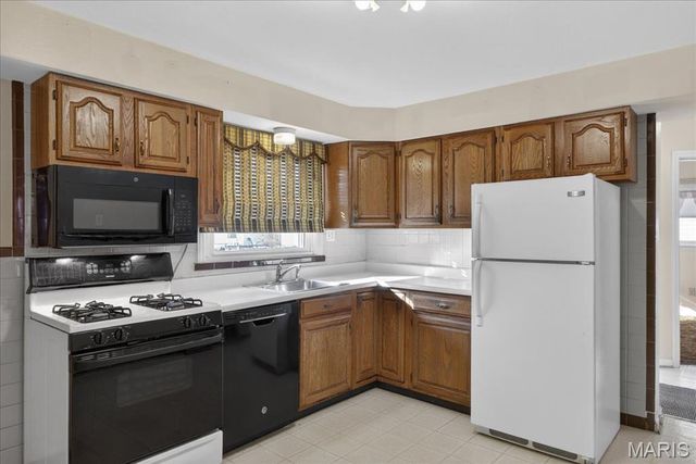 190 Saint Baptista Lane, Florissant, MO 63031