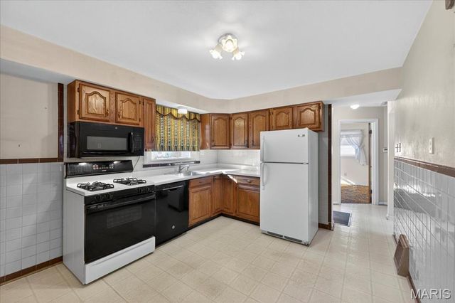 190 Saint Baptista Lane, Florissant, MO 63031